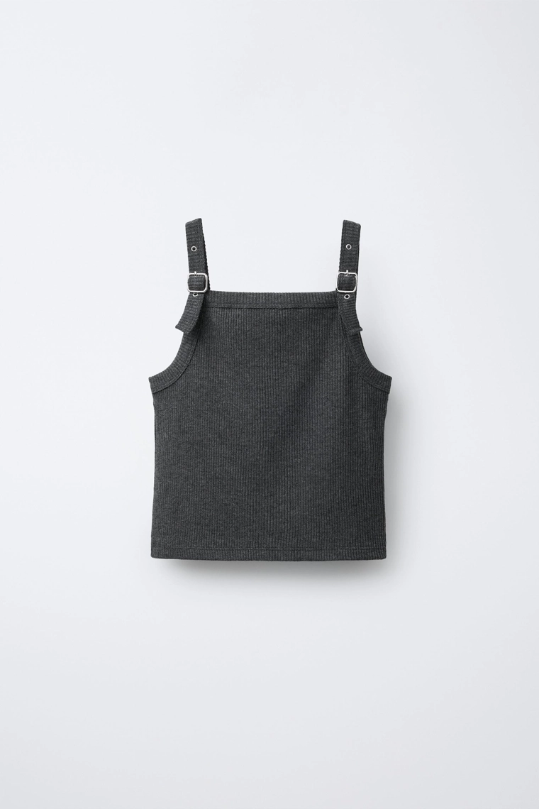 Футболка с ребрами и пряжкой