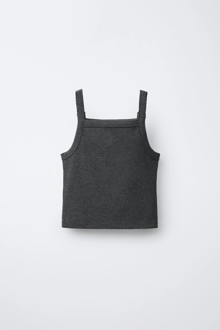 Футболка с ребрами и пряжкой