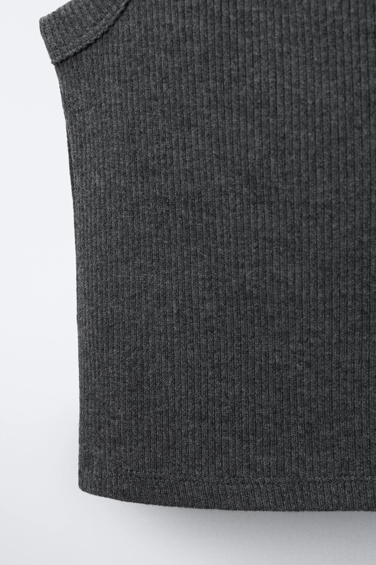 Футболка с ребрами и пряжкой