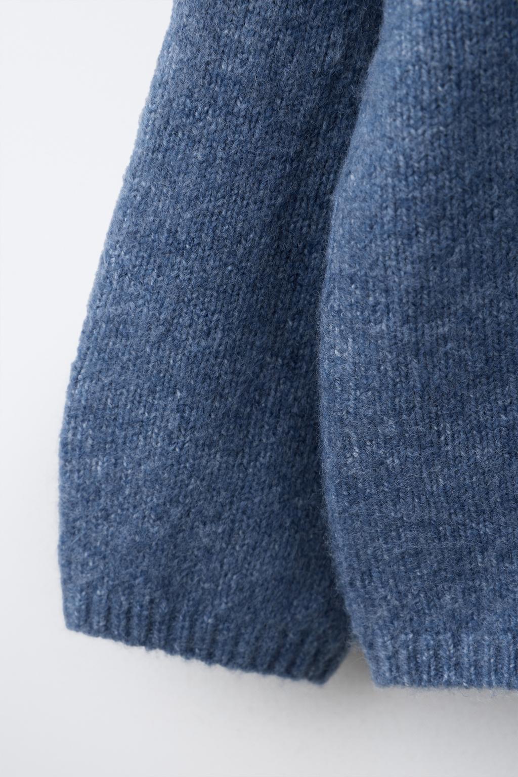 ВЯЗАНЫЙ СВИТЕР С ВОРОТНИКОМ НА ПУГОВИЦАХ