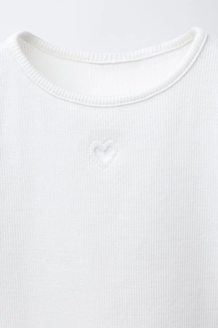 Футболка в рубчик с вырезом «сердце»- Заказать в России