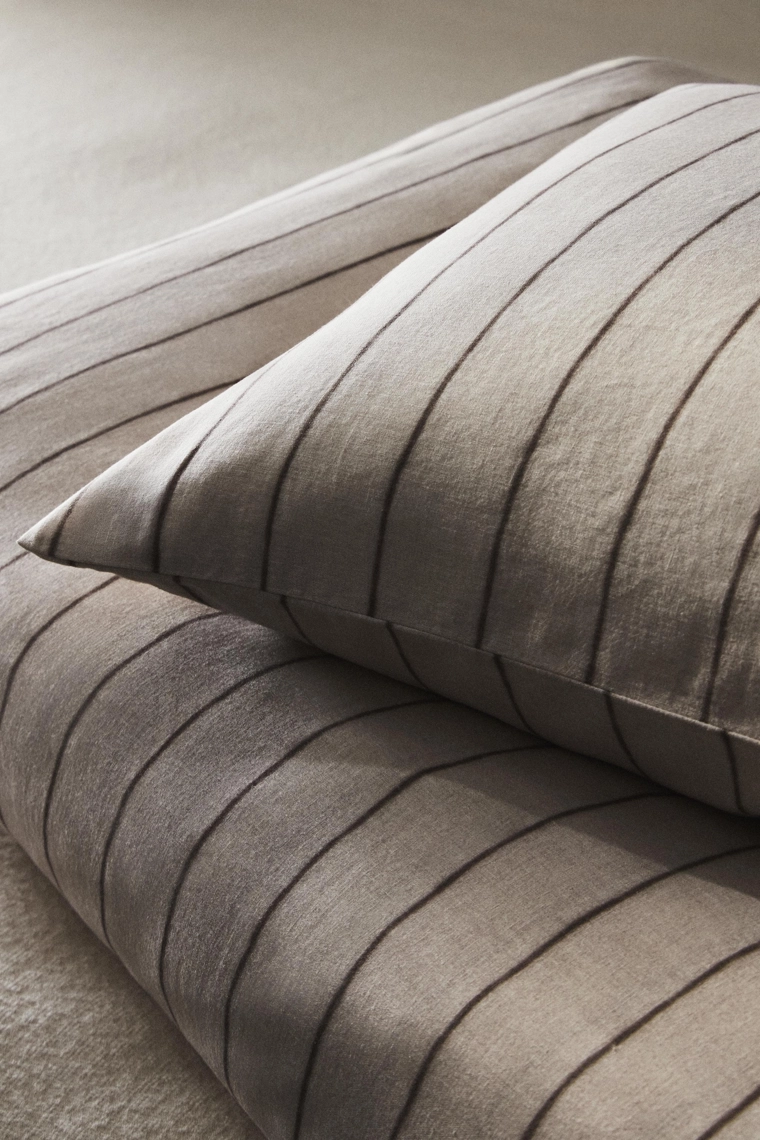 Подушка из хлопка и льна в полоску