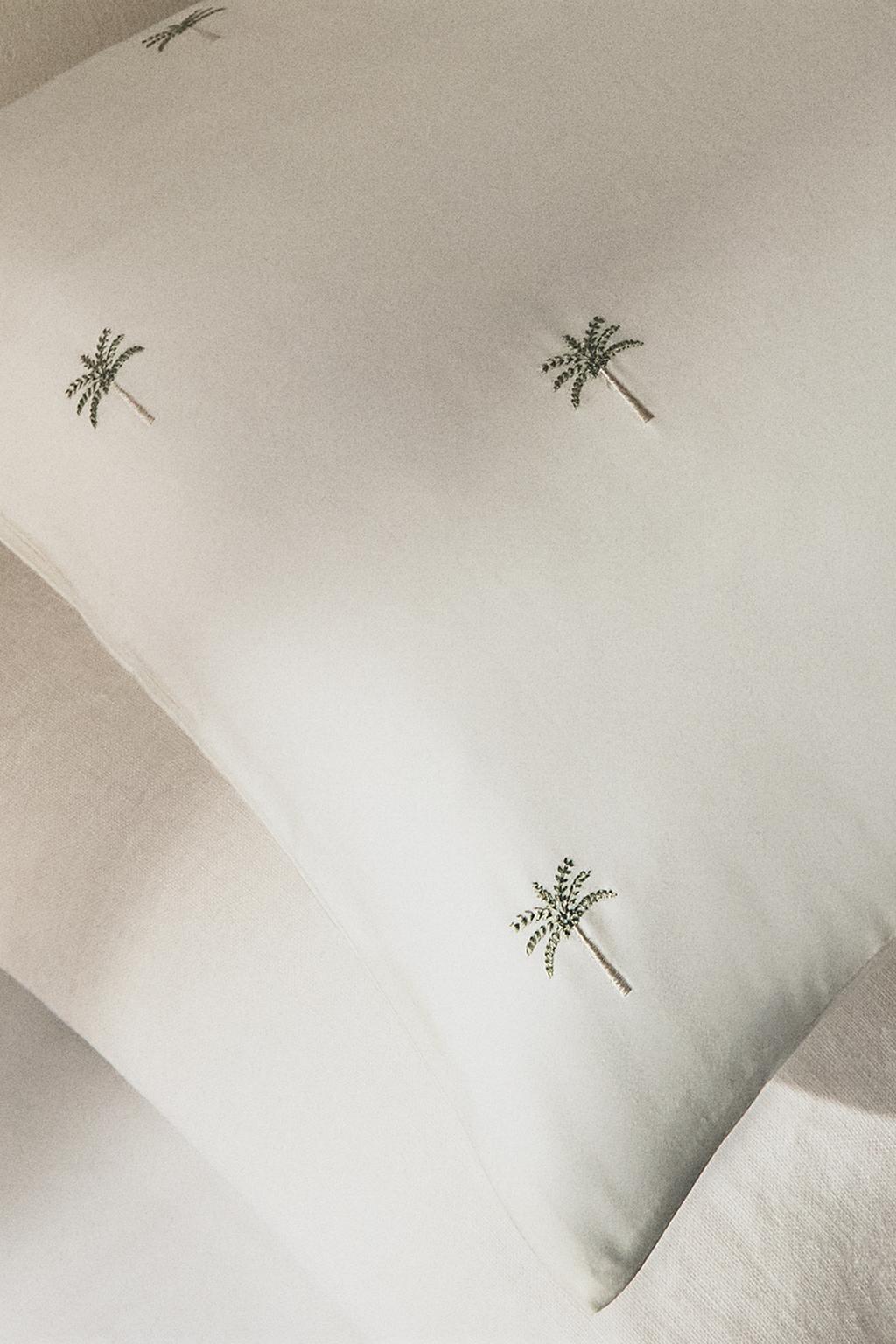 Наволочка из сатина с вышитыми пальмами