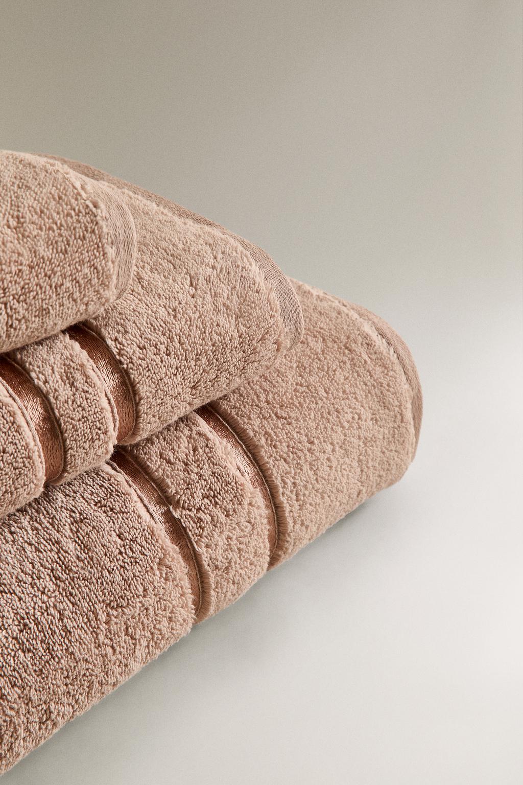 Полотенце для ванны с обрамлением полосками