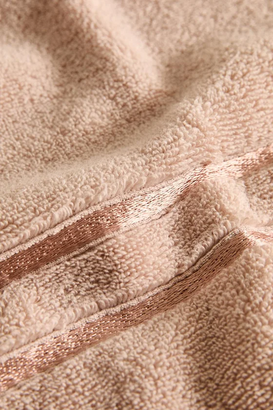 Полотенце для ванны с обрамлением полосками