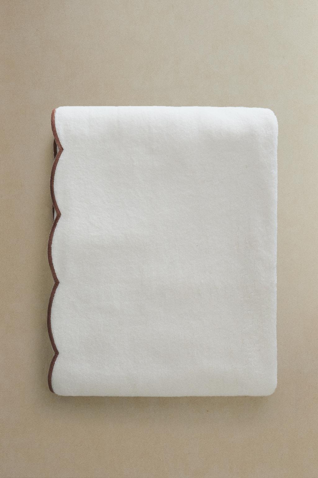 Полотенце для ванны с волнистым краем