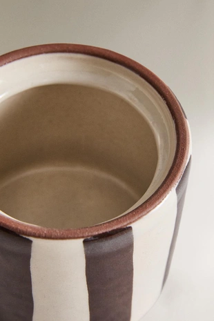 Керамическая баночка для ванной в полоску коричневого цвета- Заказать в России