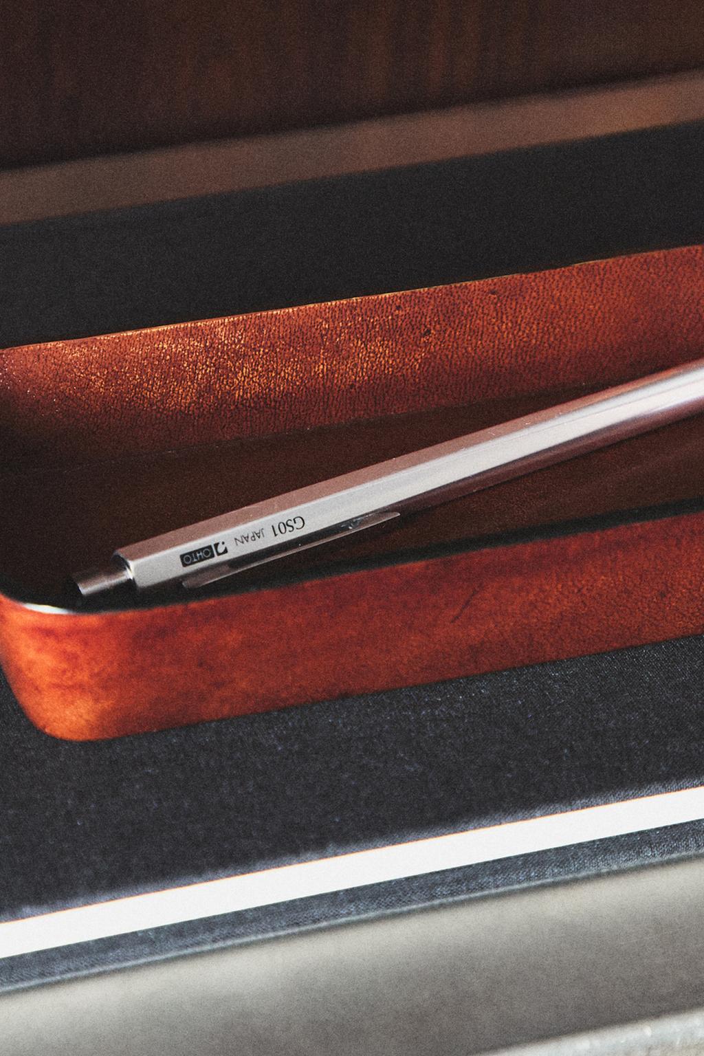 Кожаная подноска с закругленными краями