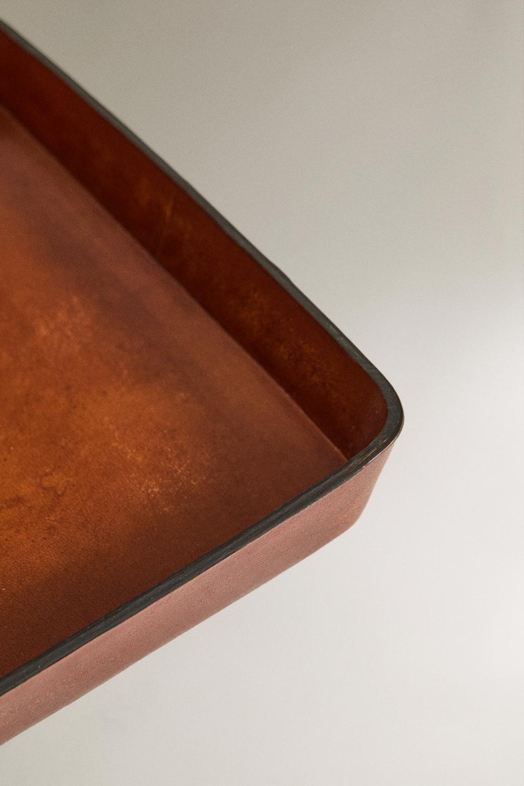 Кожаная подноска с закругленными краями