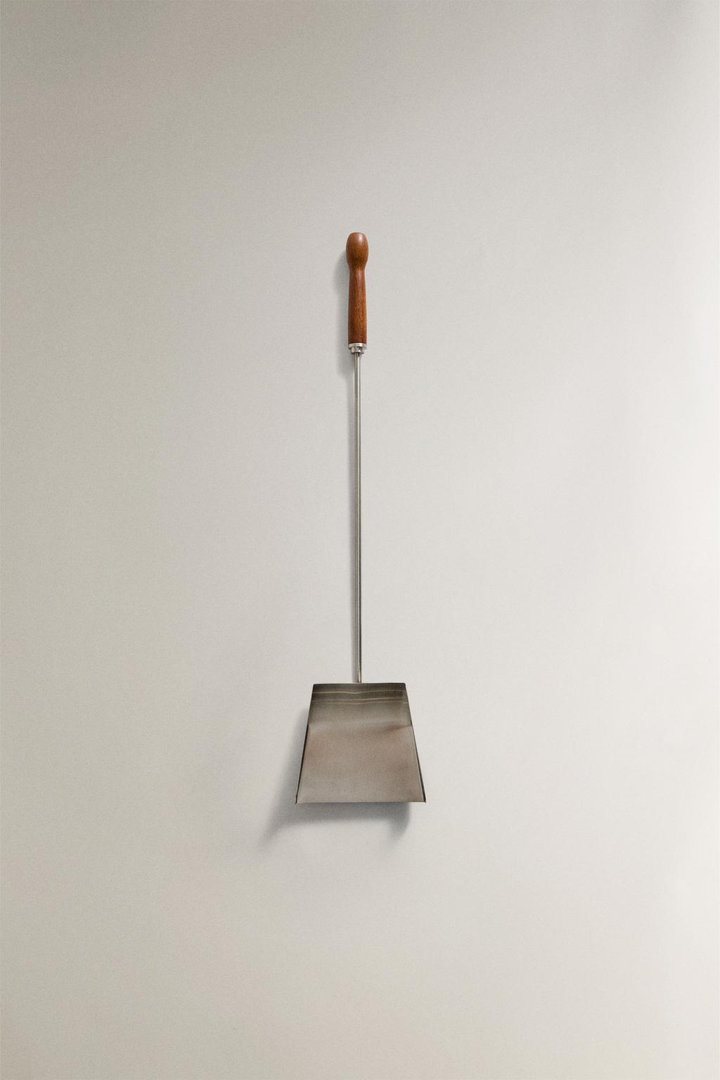 Металлическая лопата для золы камина