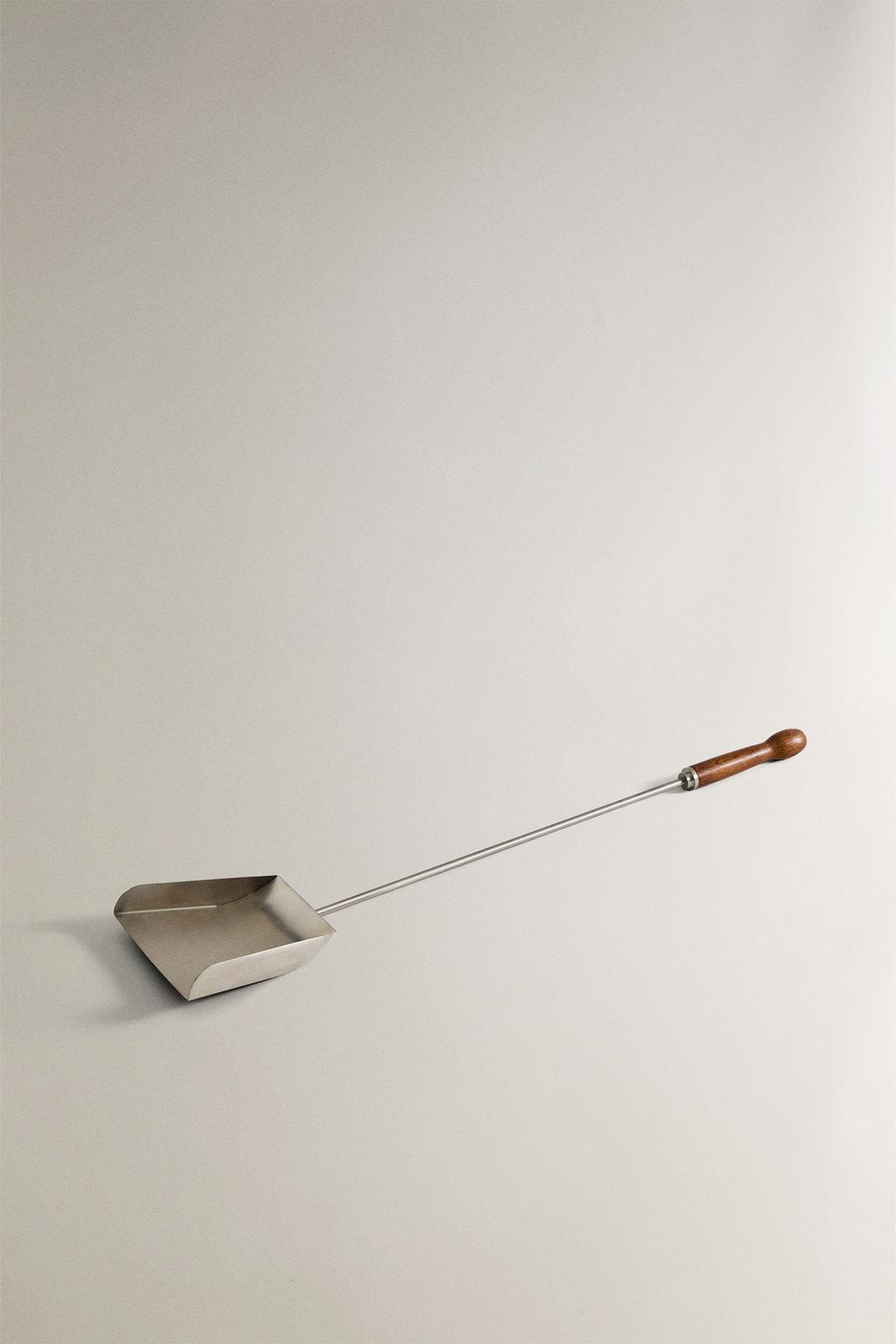 Металлическая лопата для золы камина