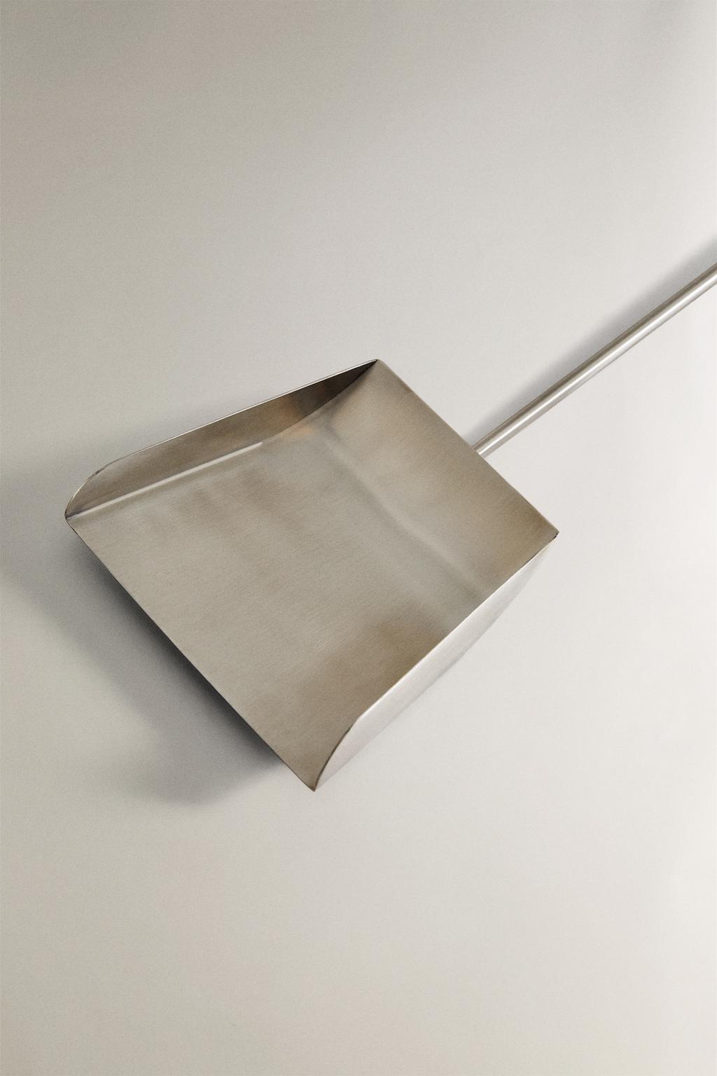 Металлическая лопата для золы камина