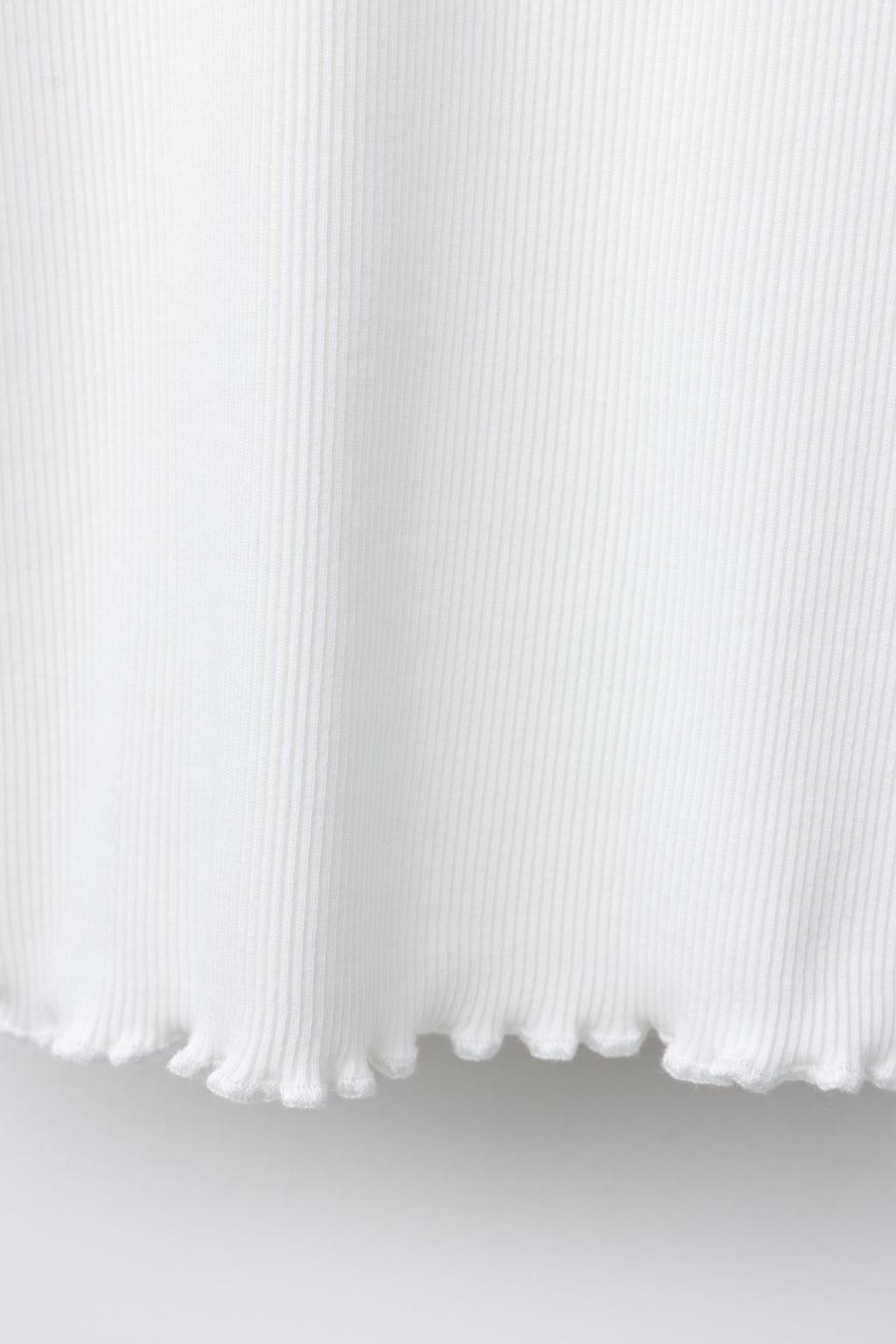 ФУТБОЛКА В РУБЧИК С ЦВЕТАМИ И БУСИНАМИ