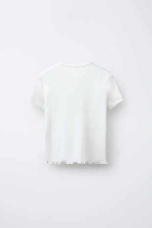 Футболка в рубчик с цветами и бусинами