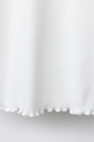 Футболка в рубчик с цветами и бусинами