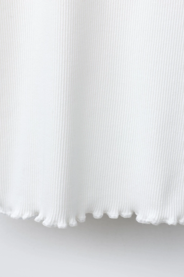 Футболка с рифленой фактурой и бисерными цветами