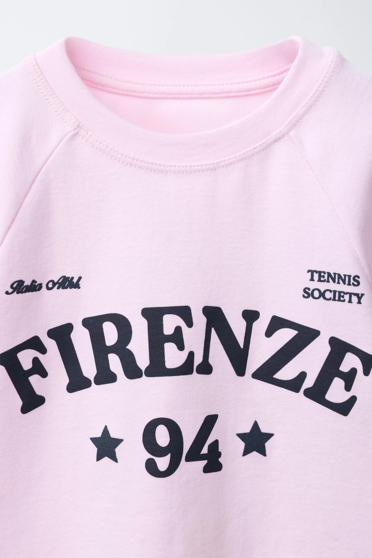 Футболка с объемными рукавами и принтом