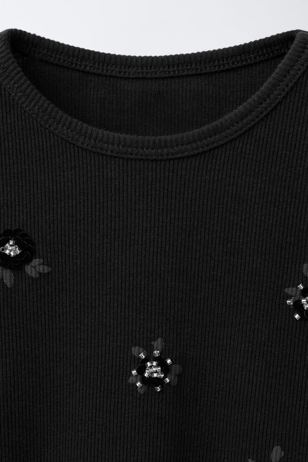 ФУТБОЛКА В РУБЧИК С ЦВЕТАМИ И БУСИНАМИ