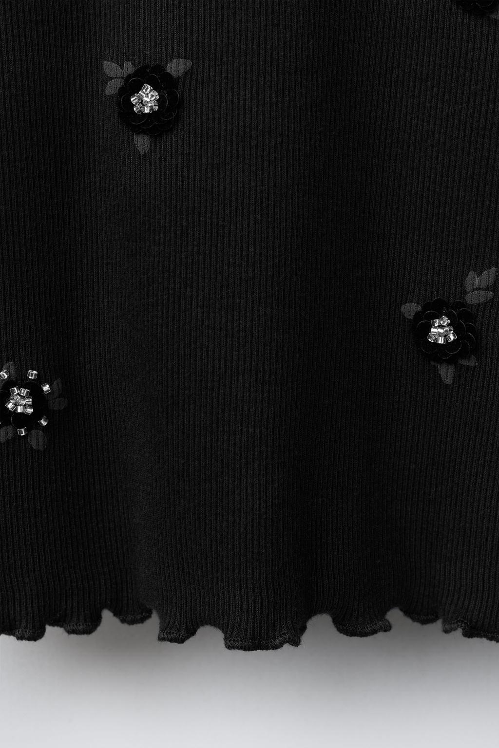 ФУТБОЛКА В РУБЧИК С ЦВЕТАМИ И БУСИНАМИ