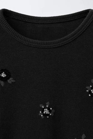 Футболка в рубчик с цветами и бусинами- Заказать в России