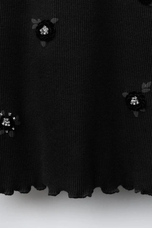 Футболка в рубчик с цветами и бусинами- Заказать в России