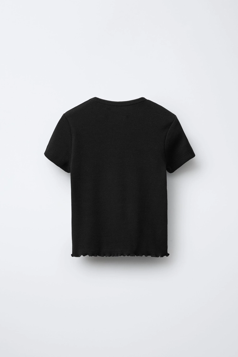 Футболка с рифленой фактурой и бисерными цветами