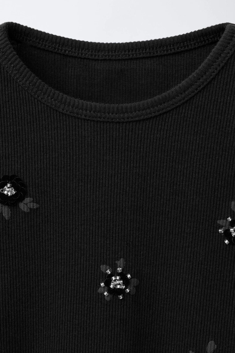 Футболка с рифленой фактурой и бисерными цветами