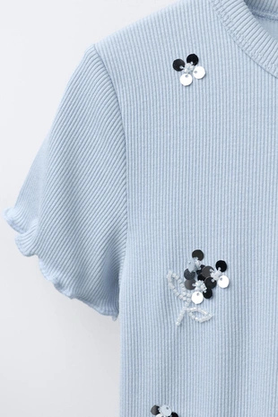 Футболка в рубчик с пайетками