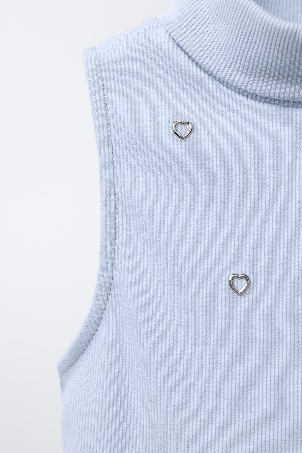 ТОП В РУБЧИК С ВОРОТНИКОМ-СТОЙКОЙ И ЗАКЛЕПКАМИ В ВИДЕ СЕРДЕЦ