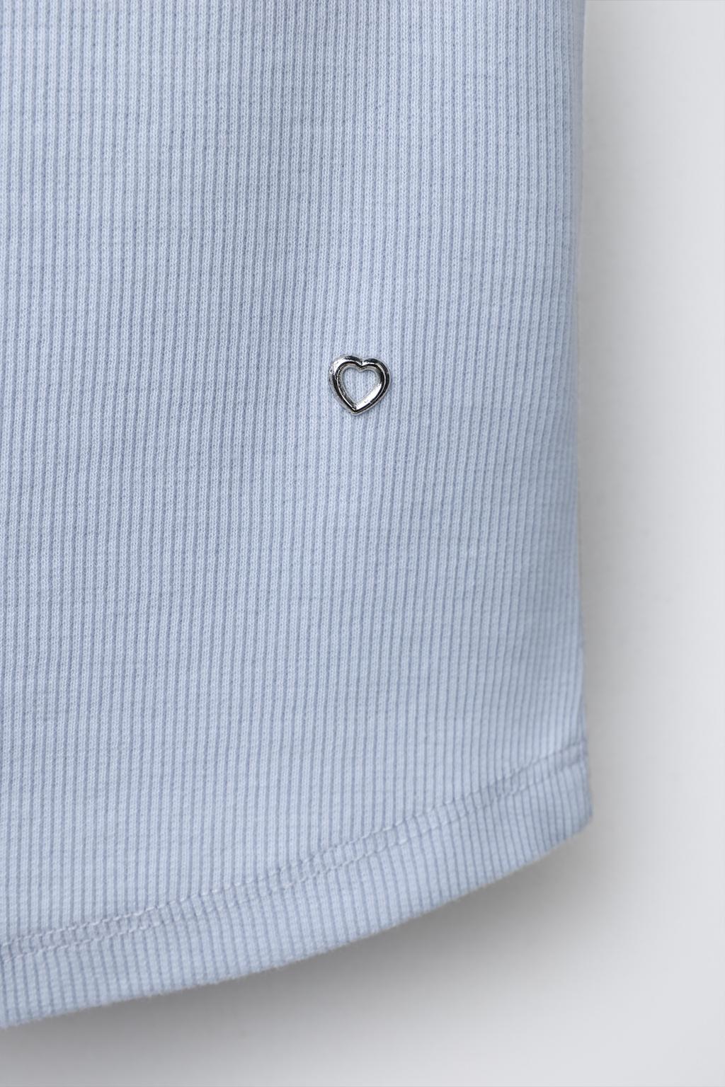 ТОП В РУБЧИК С ВОРОТНИКОМ-СТОЙКОЙ И ЗАКЛЕПКАМИ В ВИДЕ СЕРДЕЦ