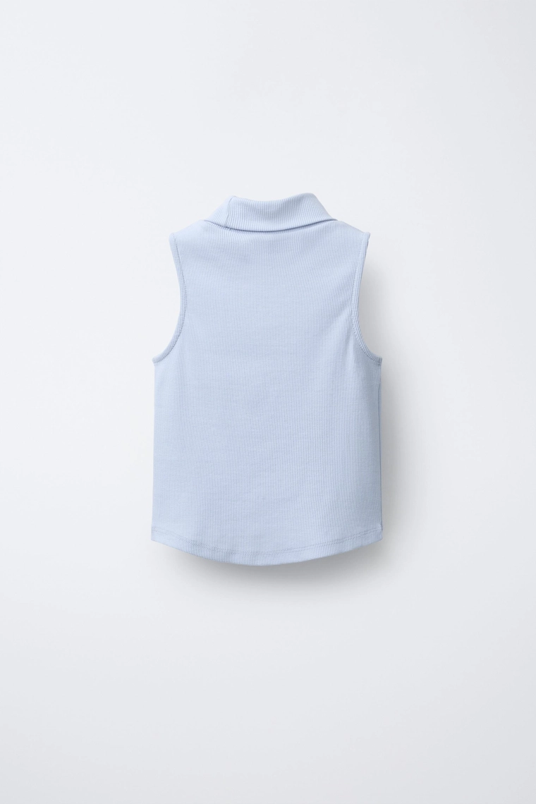 Футболка с воротником-хомутом и стразами в форме сердец