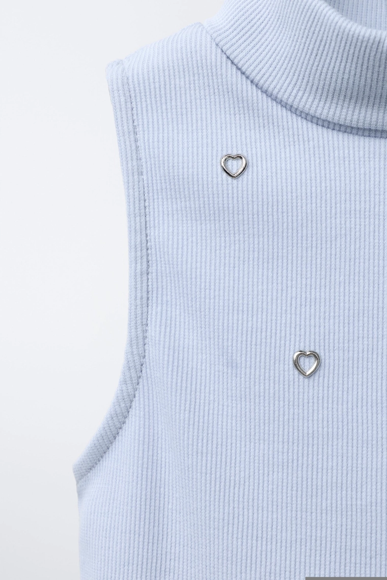 Футболка с воротником-хомутом и стразами в форме сердец