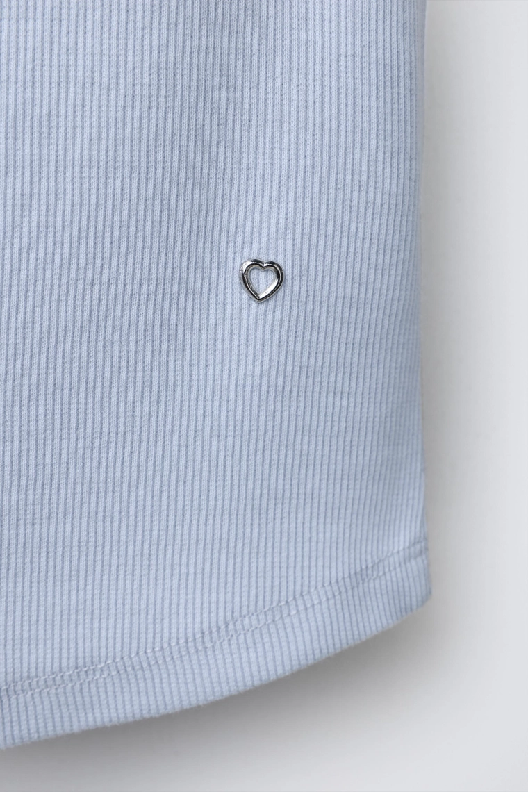 Футболка с воротником-хомутом и стразами в форме сердец