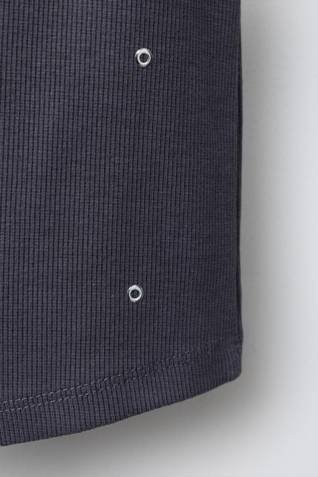 ТОП В РУБЧИК С ВОРОТНИКОМ-СТОЙКОЙ И ЗАКЛЕПКАМИ