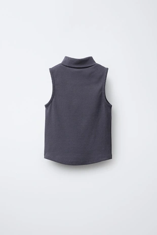 Топ в рубчик с воротником-стойкой и заклепками