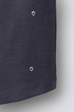 Топ в рубчик с воротником-стойкой и заклепками