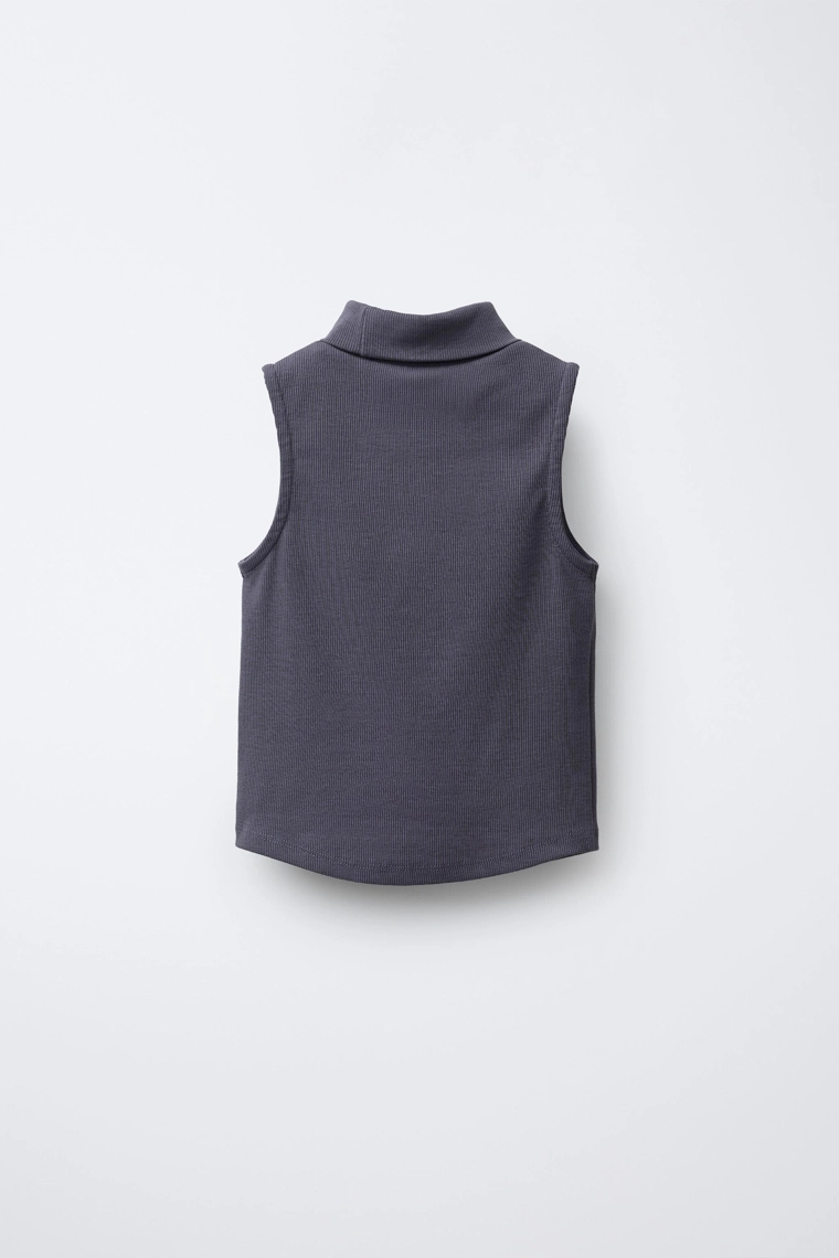 Рубашка с высоким воротником и заклепками