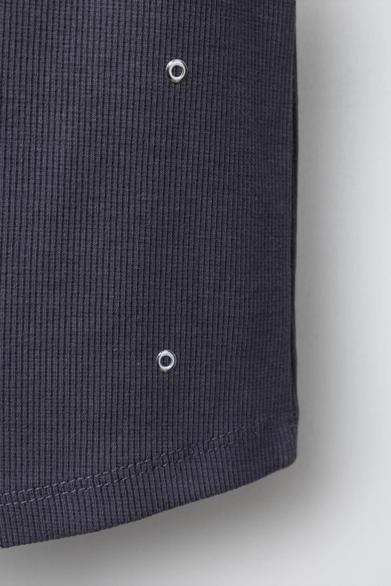 Рубашка с высоким воротником и заклепками