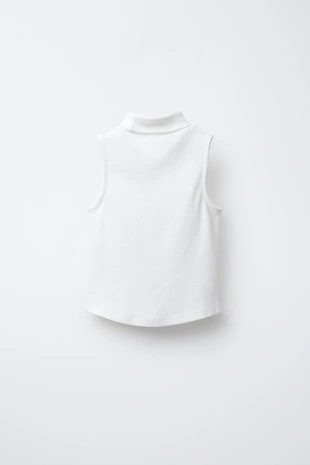 Топ в рубчик с воротником-стойкой и заклепками «звезды»