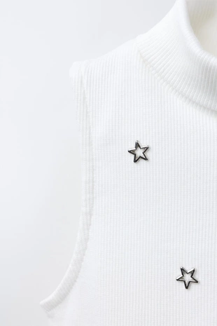 Топ в рубчик с воротником-стойкой и заклепками «звезды»