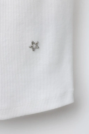 Топ в рубчик с воротником-стойкой и заклепками «звезды»