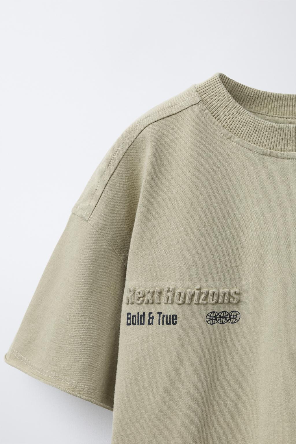 ФУТБОЛКА С РЕЛЬЕФНЫМ ПРИНТОМ