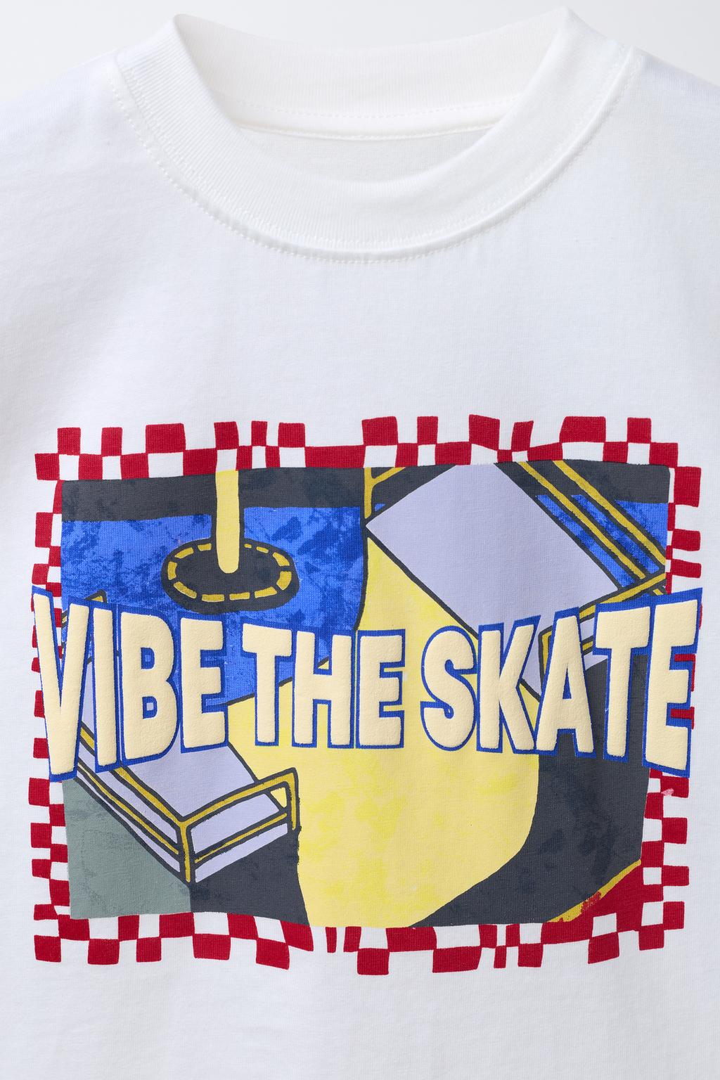 ФУТБОЛКА С РЕЛЬЕФНЫМ ТЕКСТОВЫМ ПРИНТОМ