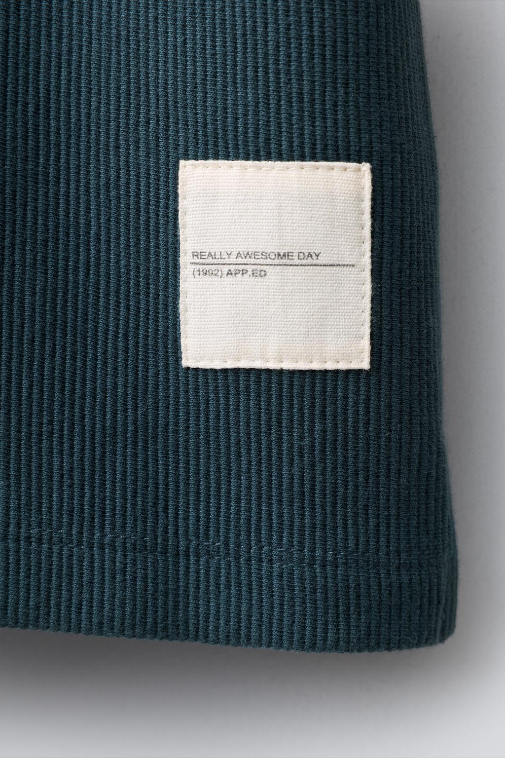 КОМПЛЕКТ ИЗ ФУТБОЛКИ И БЕРМУД ИЗ ТКАНИ «ОТТОМАН» С НАШИВКОЙ