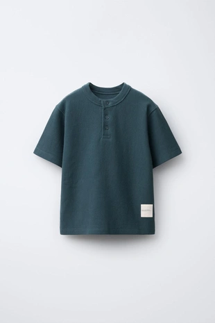 Комплект из футболки и бермуд из ткани «оттоман» с нашивкой- Заказать в России