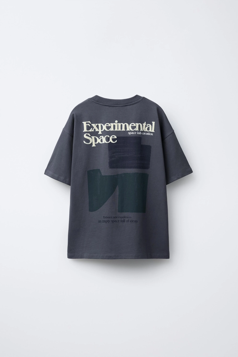 Футболка с флокированным слоганом