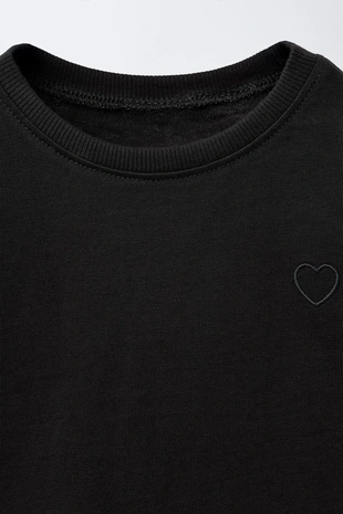 Базовая футболка с вышитым сердцем