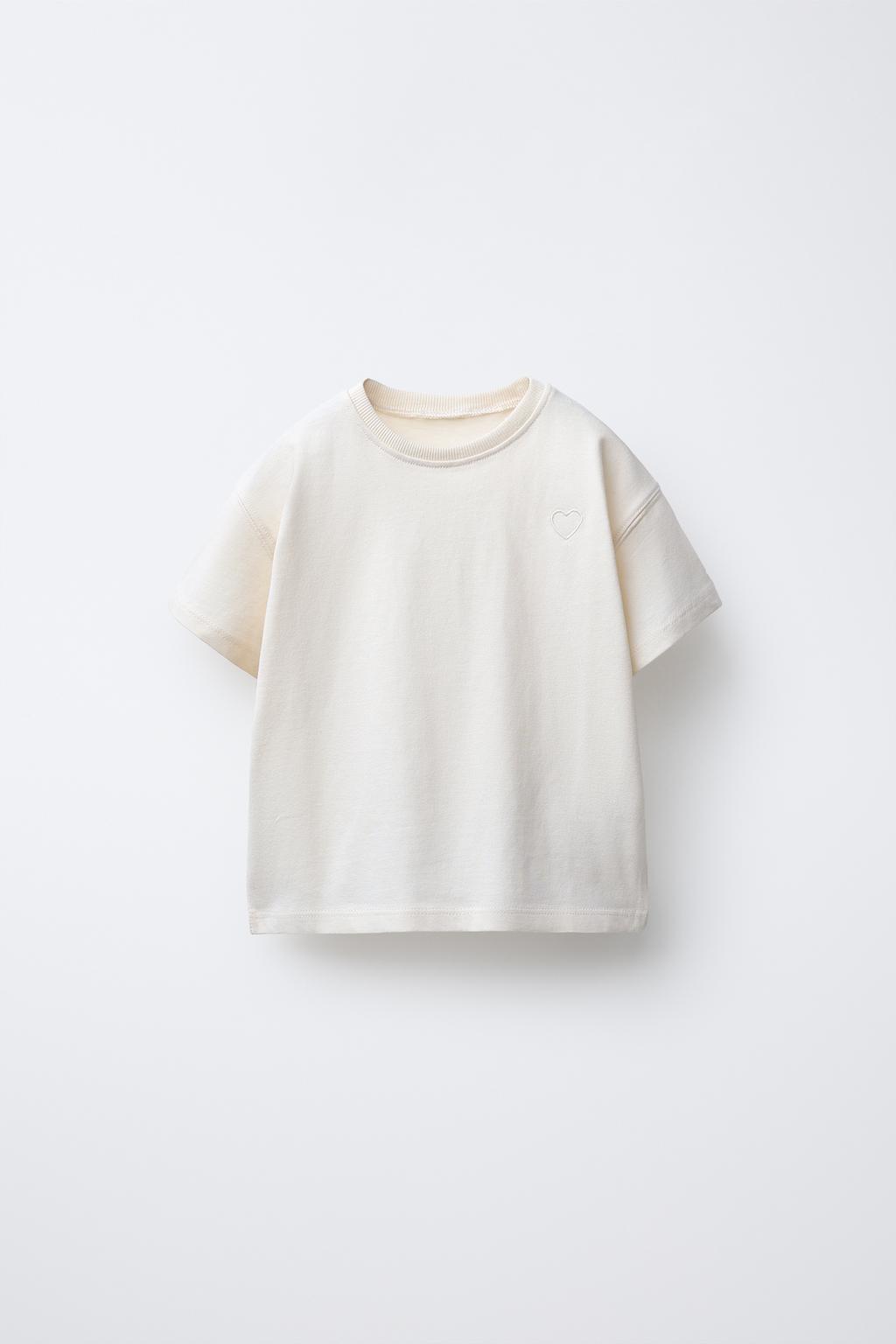 БАЗОВАЯ ФУТБОЛКА С ВЫШИТЫМ СЕРДЦЕМ