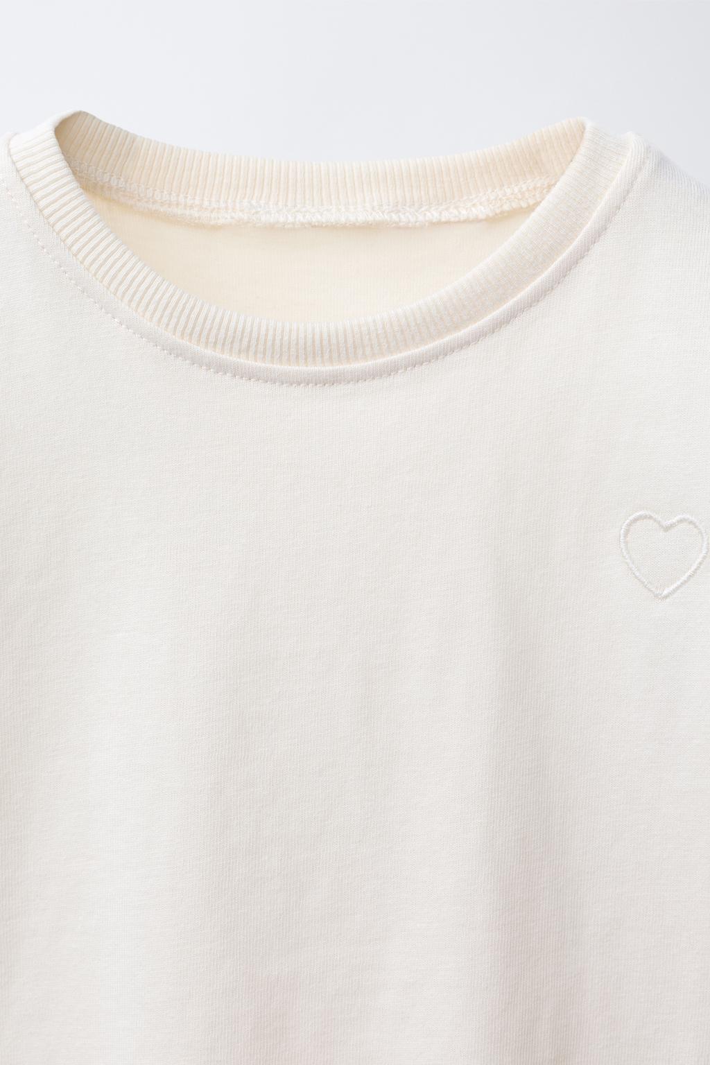 БАЗОВАЯ ФУТБОЛКА С ВЫШИТЫМ СЕРДЦЕМ