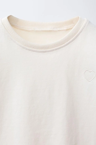 Базовая футболка с вышитым сердцем- Заказать в России